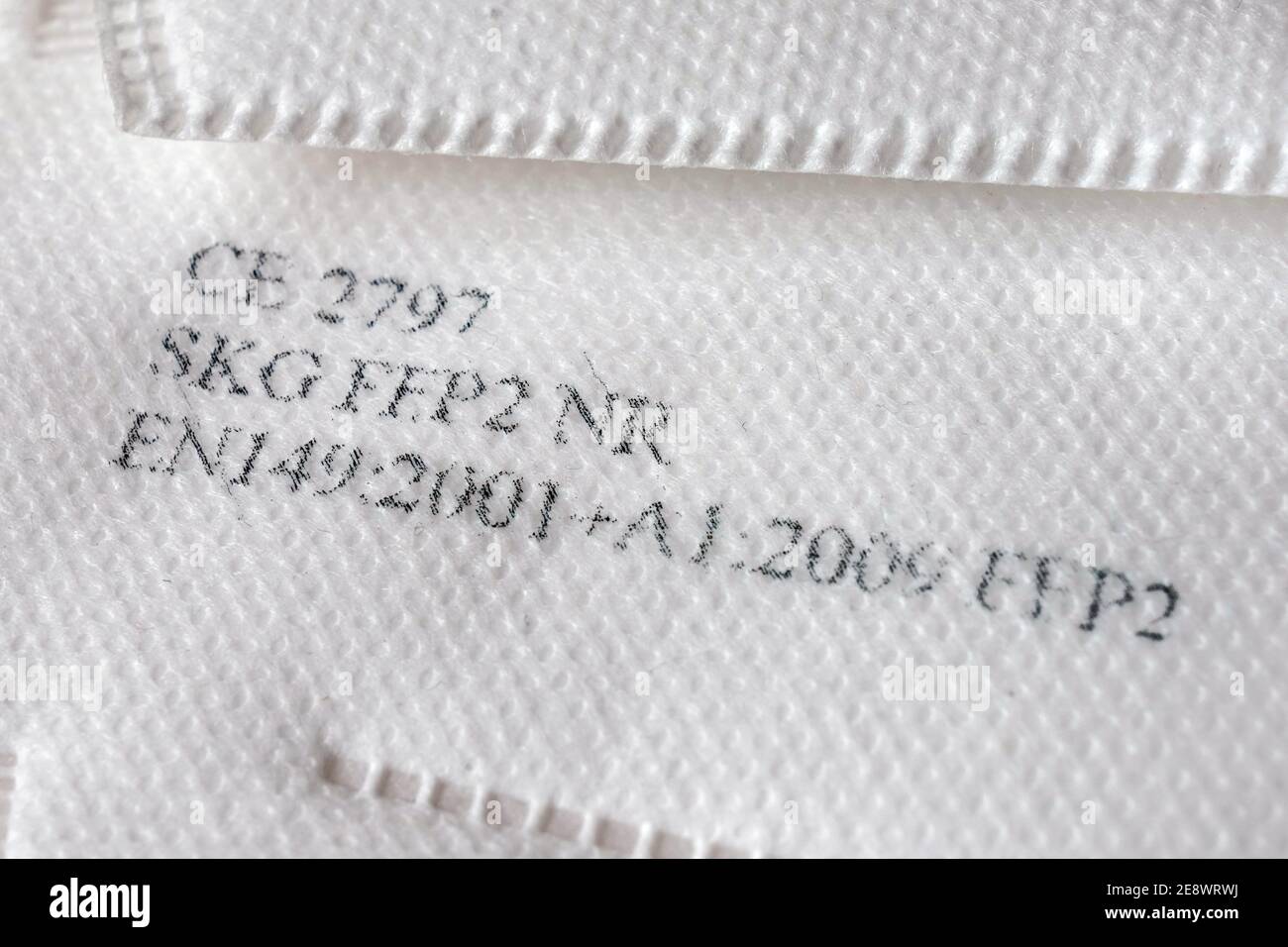 FFP2 Schutzmasken gegen Coronavirus. Aufgedruckt mit der Zertifizierung, der Herstellernummer, der Prüfstelle und dem CE-Zeichen --- FFP2 Schutzmasken gegen Coronavirus. Auftrag mit der Zertifizierung, der Herstellernummer, der Prüfnummer und dem CE-Zeichen Stockfoto