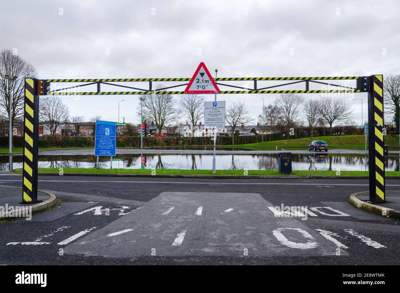 Mold, Flintshire; Großbritannien: 28. Jan 2021: Der Parkplatz der Love Lane in der Marktstadt Mold in Nordwales ist nach den jüngsten Stürmen und übermäßigem Ra überflutet Stockfoto