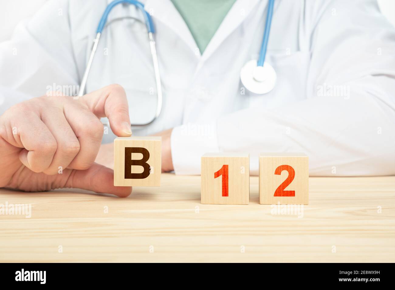 Arzt empfiehlt die Einnahme von Vitamin B12. Arzt spricht über die Vorteile von Vitamin B12. B12 Vitamin - Gesundheitskonzept Stockfoto