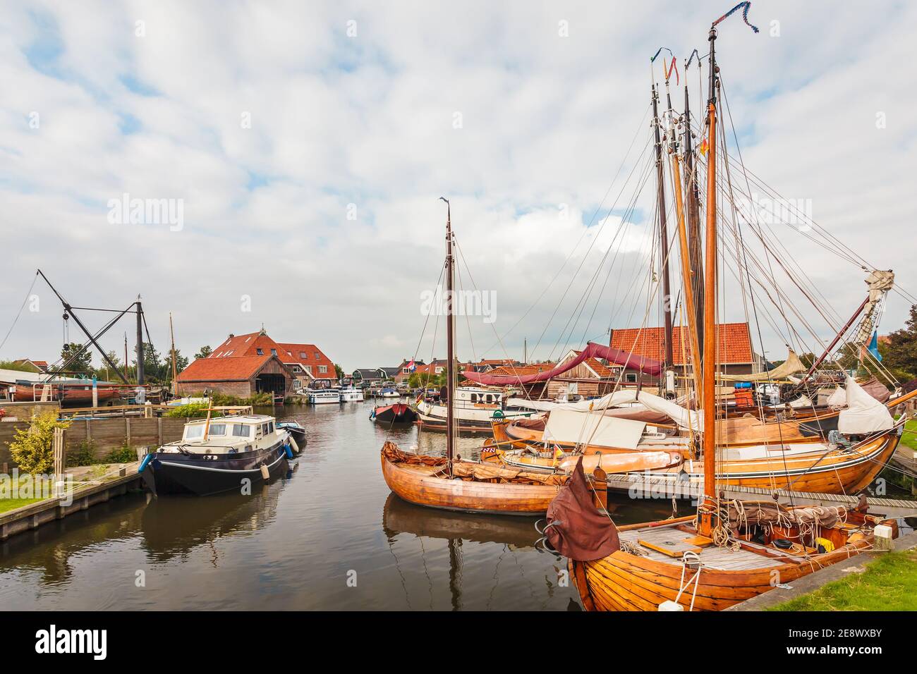 Alte hölzerne Segelboote im Dorf Workum in Die niederländische Provinz Friesland Stockfoto