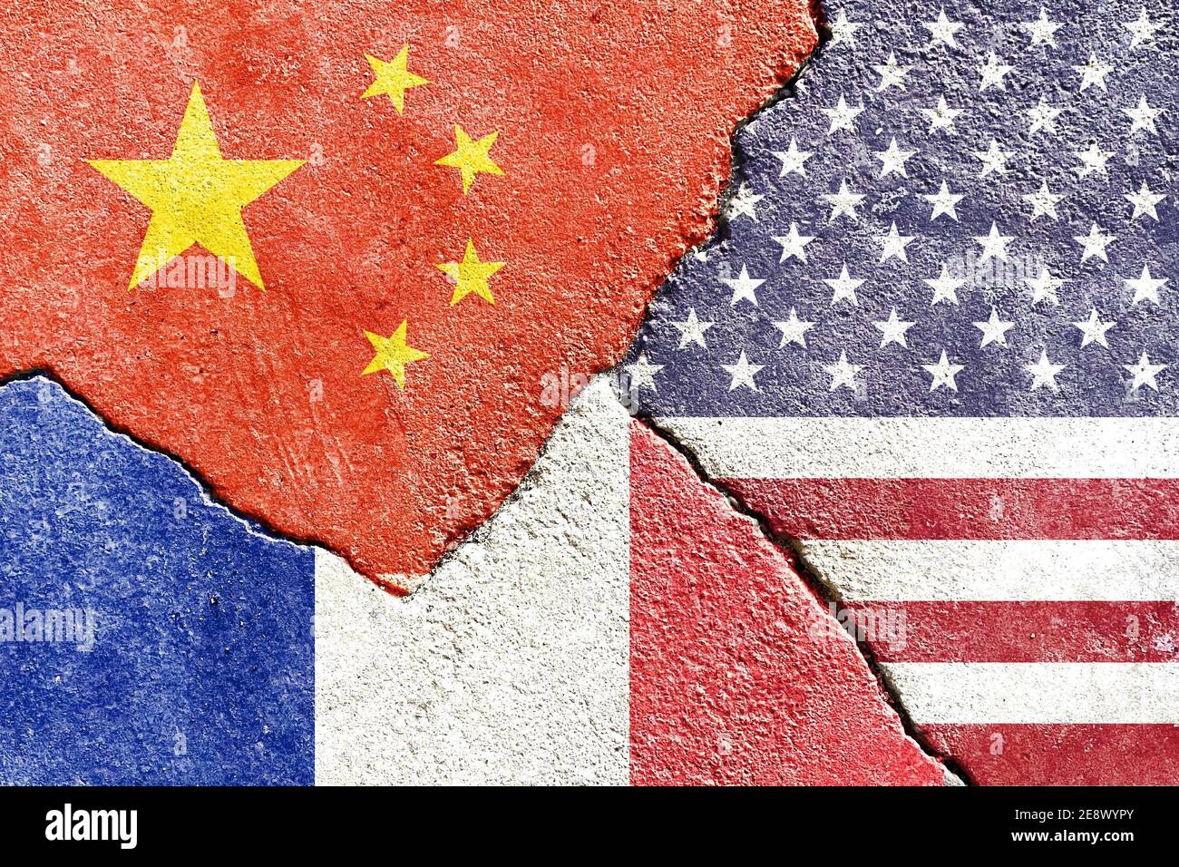 Nahaufnahme der USA, China und Frankreich Flaggen auf verwitterten und rissigen Wandhintergrund Stockfoto