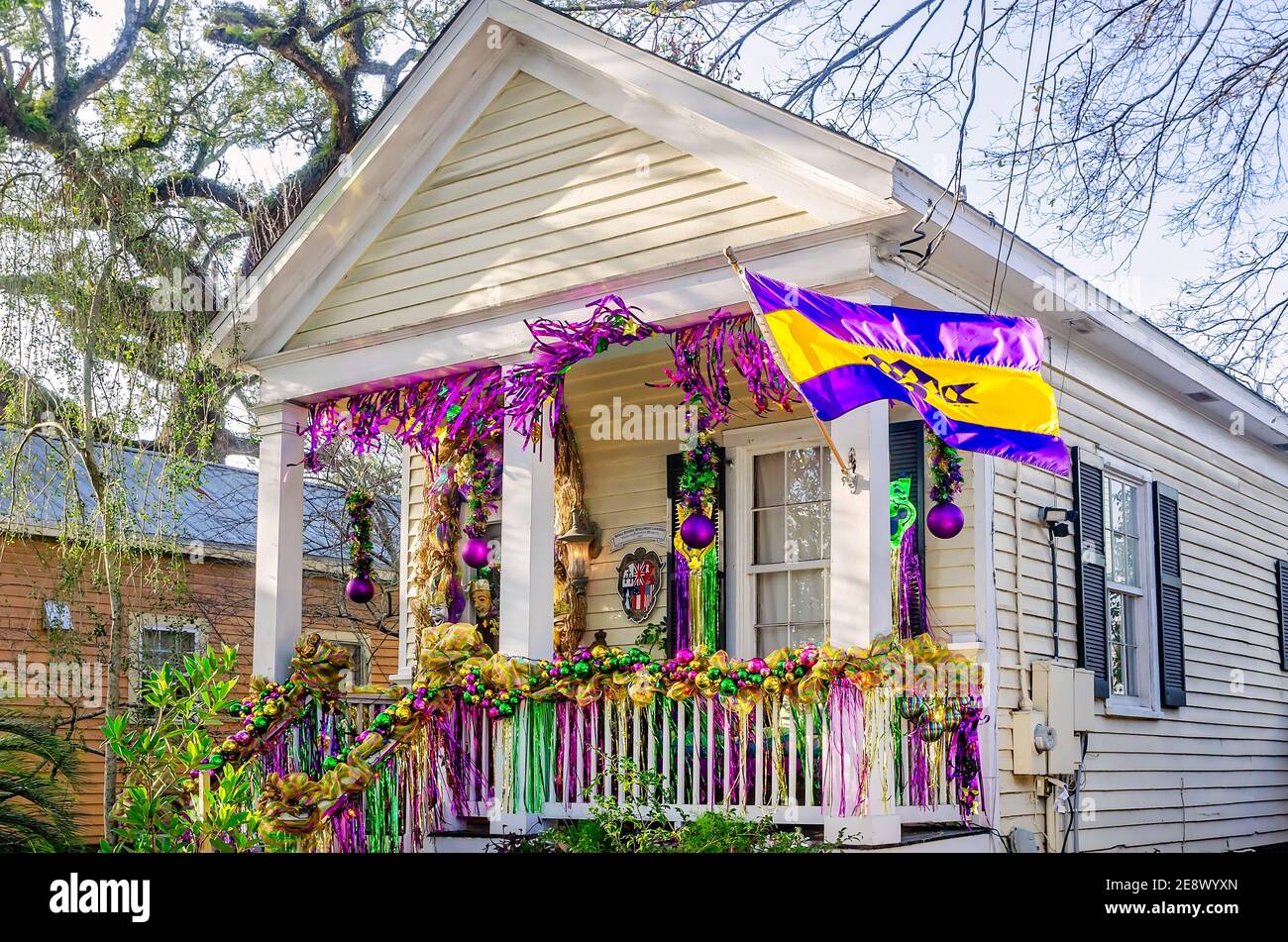 Ein Haus ist für Mardi Gras, 31. Januar 2021, in Mobile, Alabama dekoriert. Paraden werden wegen COVID-19 abgesagt, was die neue Yardi Gras Tradition auslöste. Stockfoto