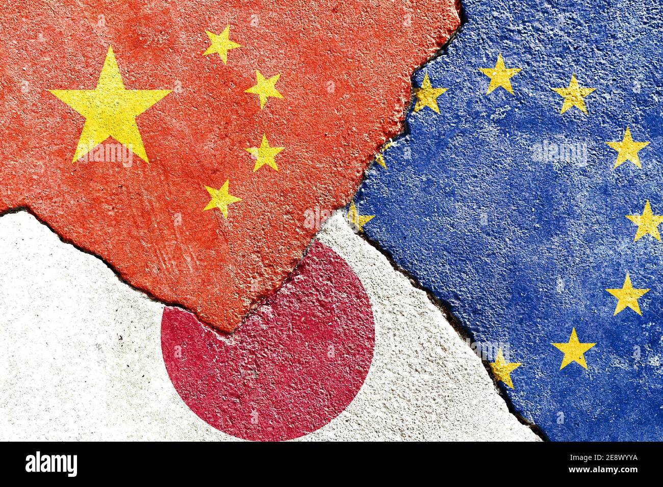 Nahaufnahme von China, Japan und EU-Flaggen auf verwittertem und rissem Wandhintergrund Stockfoto