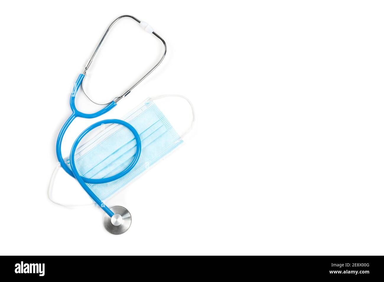 Stethoskop und Schutzmaske gegen Coronavirus. Stethoskop und medizinische Gesichtsmaske isoliert auf weißem Hintergrund. Covid-19 Coronavirus verhindern Stockfoto
