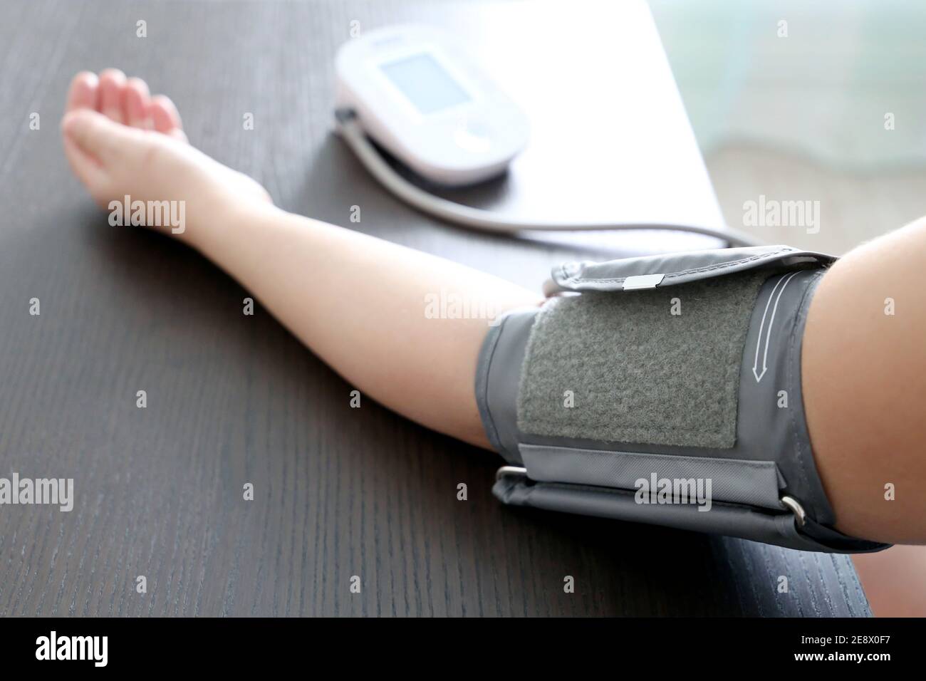 Frau, die den Blutdruck mit elektronischem Digitaltonometer misst, weibliche Hand aus nächster Nähe. Gesundheitswesen, Bluthochdruck und Kardiologie Konzept Stockfoto