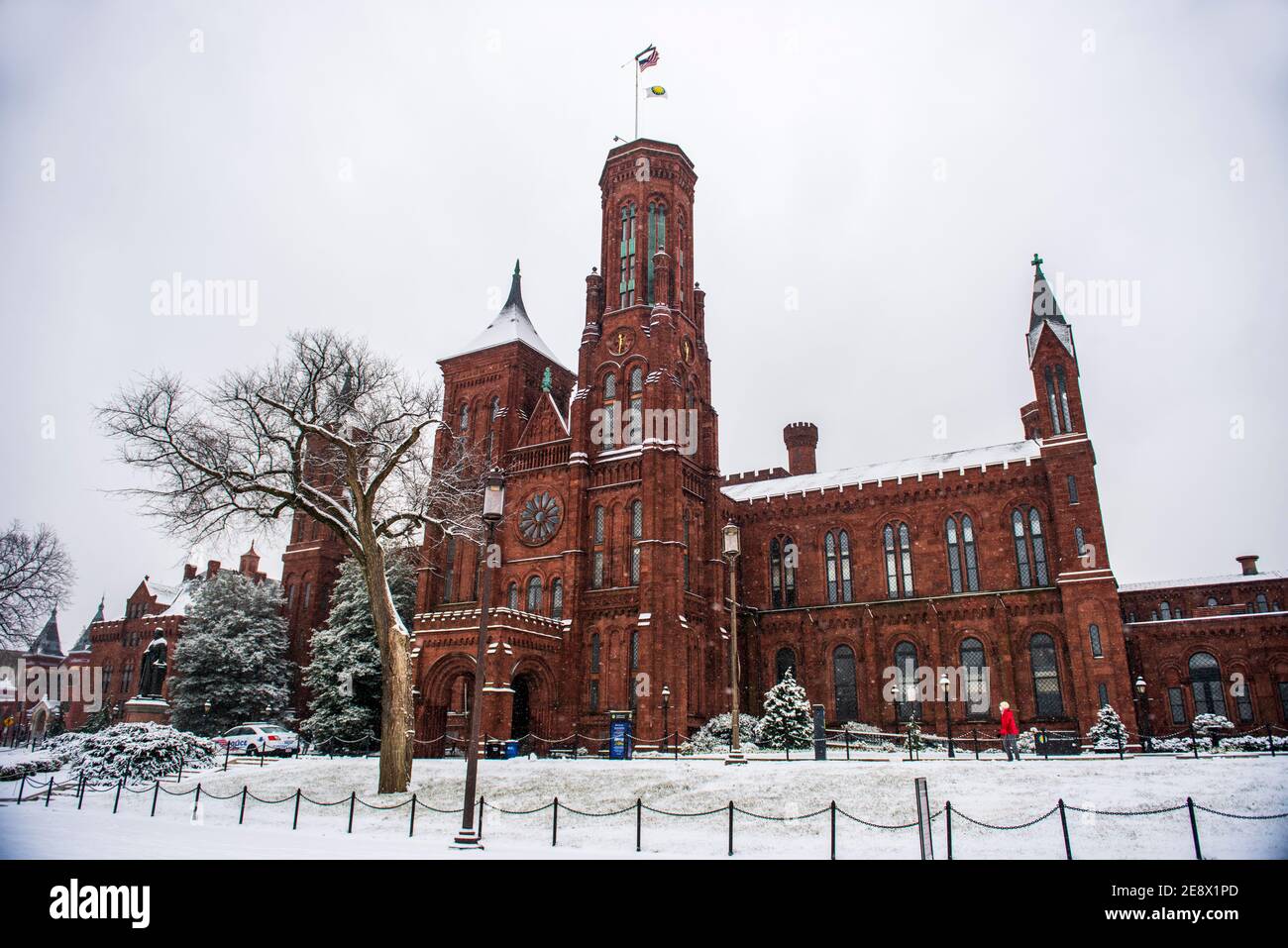 Das Smithsonian Institution Building, auch bekannt als das Schloss, während eines verschneiten Tages in Washington, D.C. Stockfoto