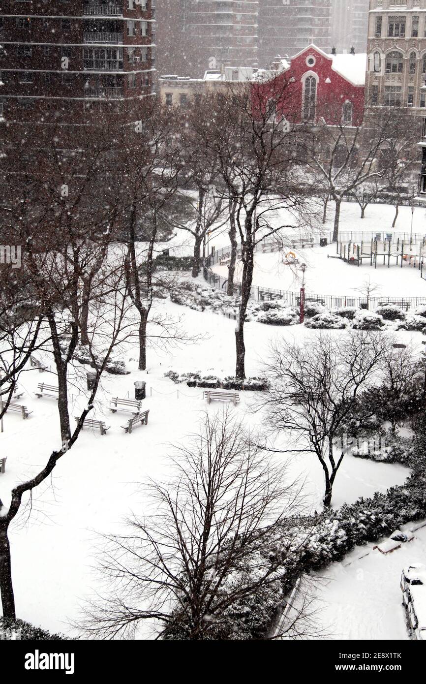 New York City, New York, Usa. Januar 2021. Schnee fällt in einem kleinen Park im Chelsea-Viertel von Manhattan, als ein großer Schneesturm die Gegend von New York City heute überdeckte. Es wird vorhergesagt, dass die Stadt bis zu zwei Fuß Schnee bekommen könnte, bevor der Sturm nachlässt.Quelle: Adam Stoltman/Alamy Live News Stockfoto