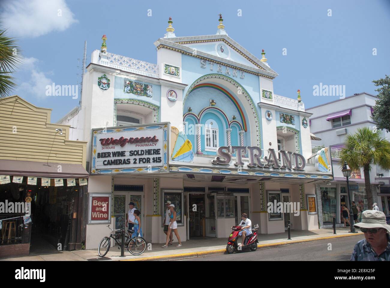 KEY WEST, VEREINIGTE STAATEN - Apr 06, 2011: Famous Strand Theater auf Key West, Florida - USA Stockfoto