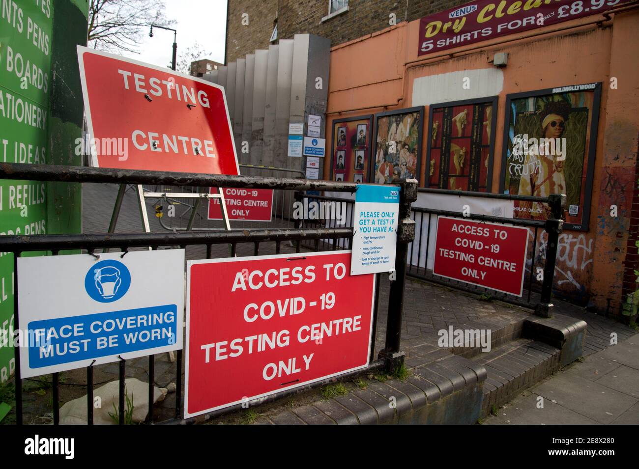 Hackney, London, Großbritannien. Winter. Mare Street Eingang zum Covid 19 Testzentrum Stockfoto