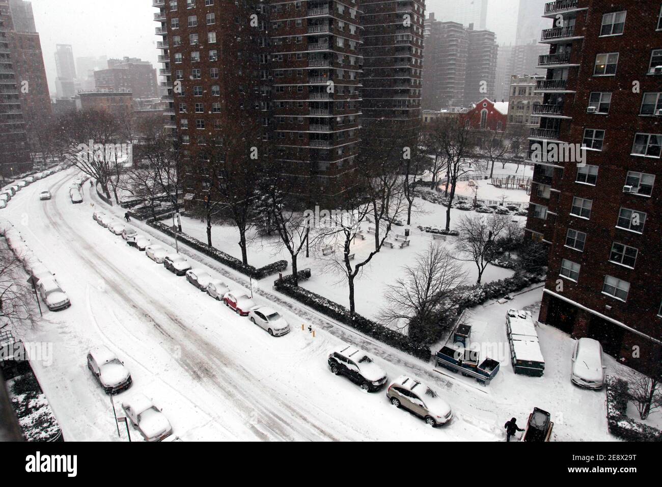 New York City, New York, Usa. Januar 2021. Schnee fällt auf den Chelsea-Teil von Manhattan, als ein großer Schneesturm die New York City Gegend heute überdeckte. Es wird vorhergesagt, dass die Stadt bis zu zwei Fuß Schnee bekommen könnte, bevor der Sturm nachlässt. Quelle: Adam Stoltman/Alamy Live News Stockfoto