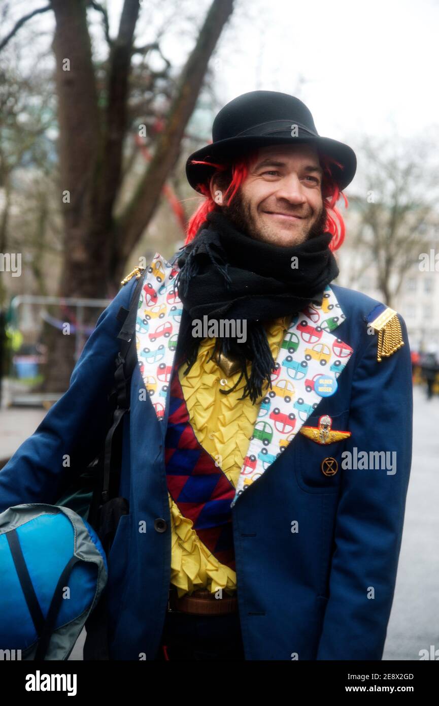 Protest am Euston Square, London über den geplanten Holzschlag im Rahmen des Baus der Hochgeschwindigkeitsstrecke HS2. Demonstranten tunnelten auch Stockfoto