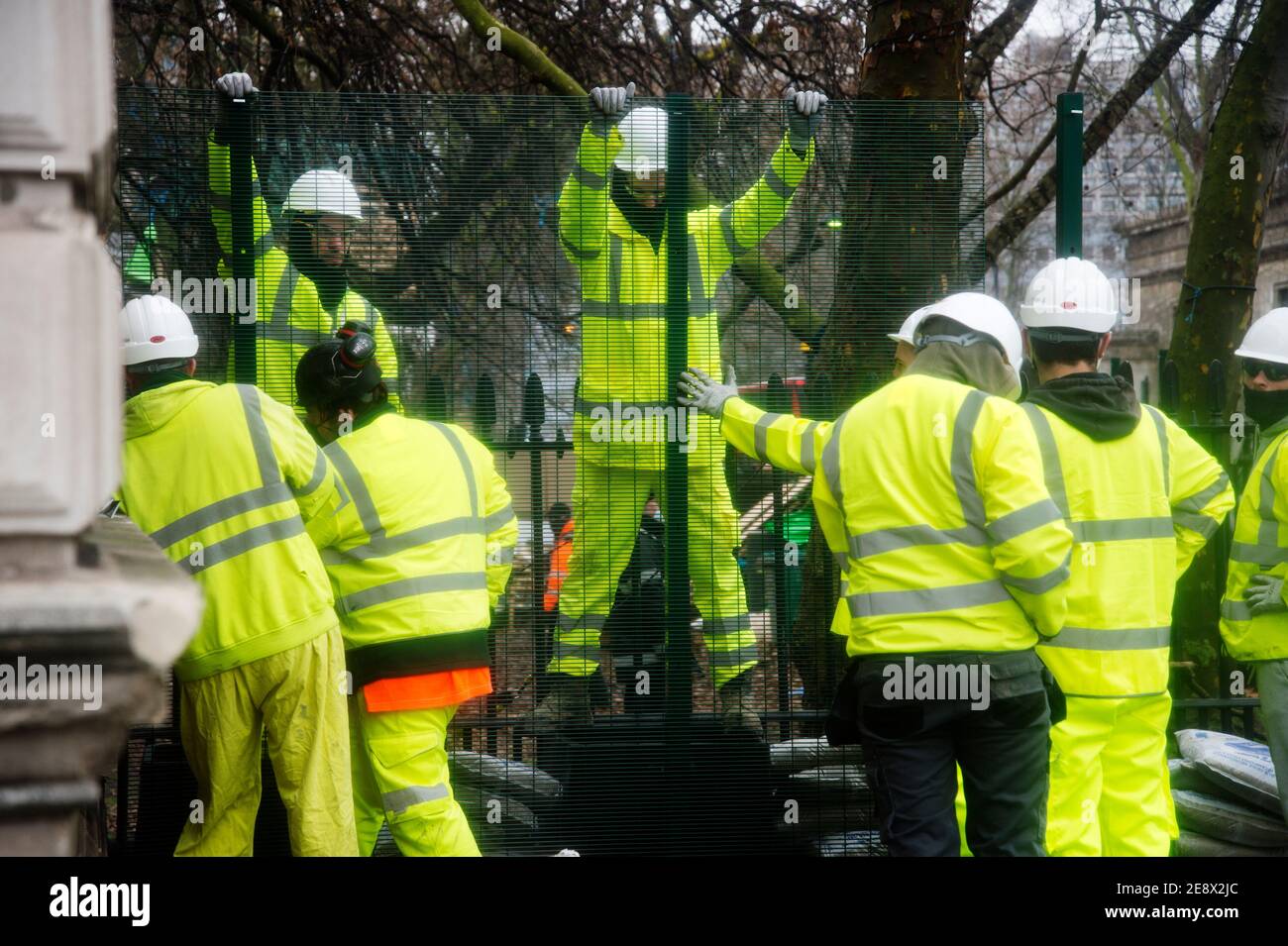 Protest am Euston Square, London über den geplanten Holzschlag im Rahmen des Baus der Hochgeschwindigkeitsstrecke HS2. Demonstranten tunnelten auch Stockfoto