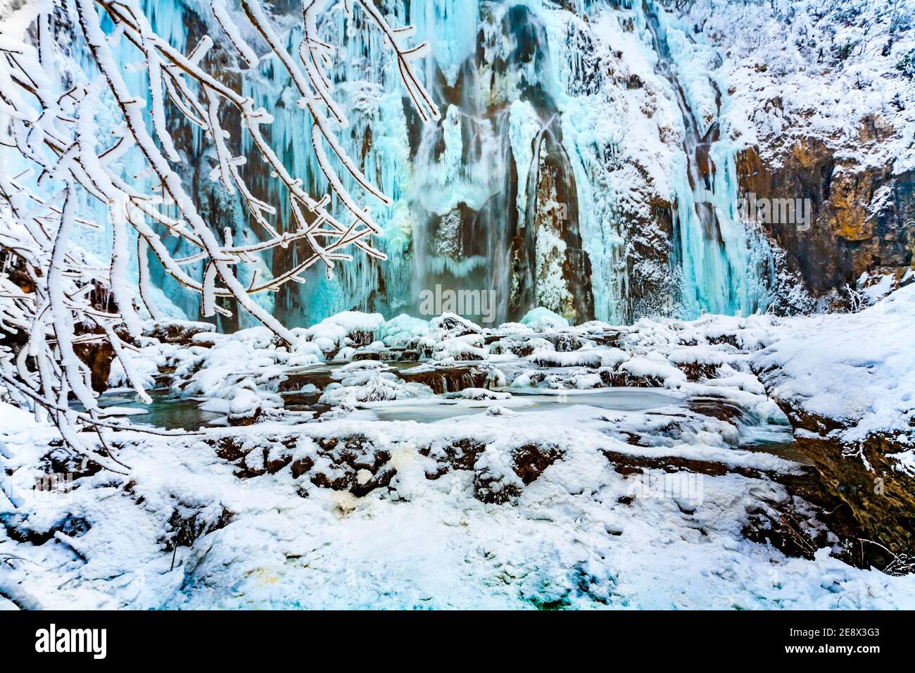 Nationalpark Plitvicer Seen in Kroatien Europa im Winter unter Überdachte Abdeckung Schnee und Eis berühmten Wahrzeichen Ort Veliki Slap Nahaufnahme Stockfoto