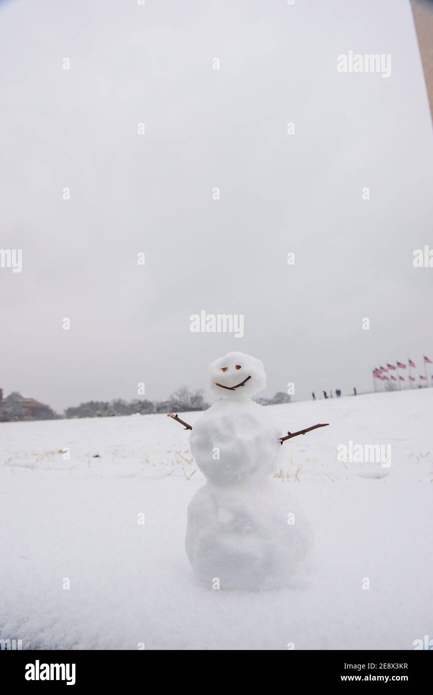 Ein netter kleiner Schneemann lächelt während eines verschneiten Wintertages in Washington, D.C. Stockfoto