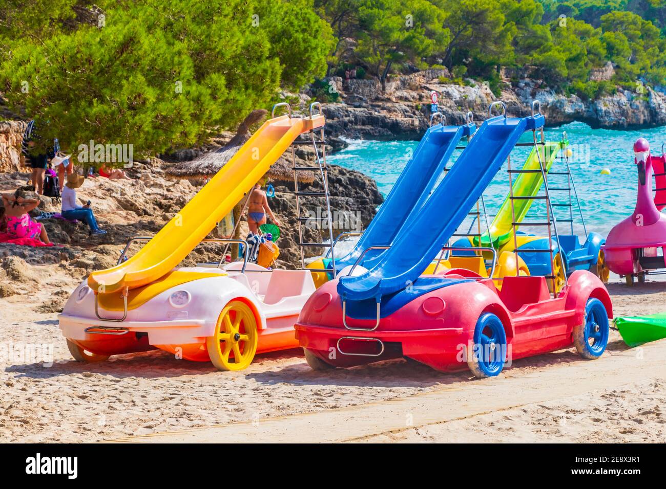 Tretboote mit Rutschen am Strand. Auto Slides in Caló d'en Garott Mallorca  Balearische Inseln Spanien Stockfotografie - Alamy