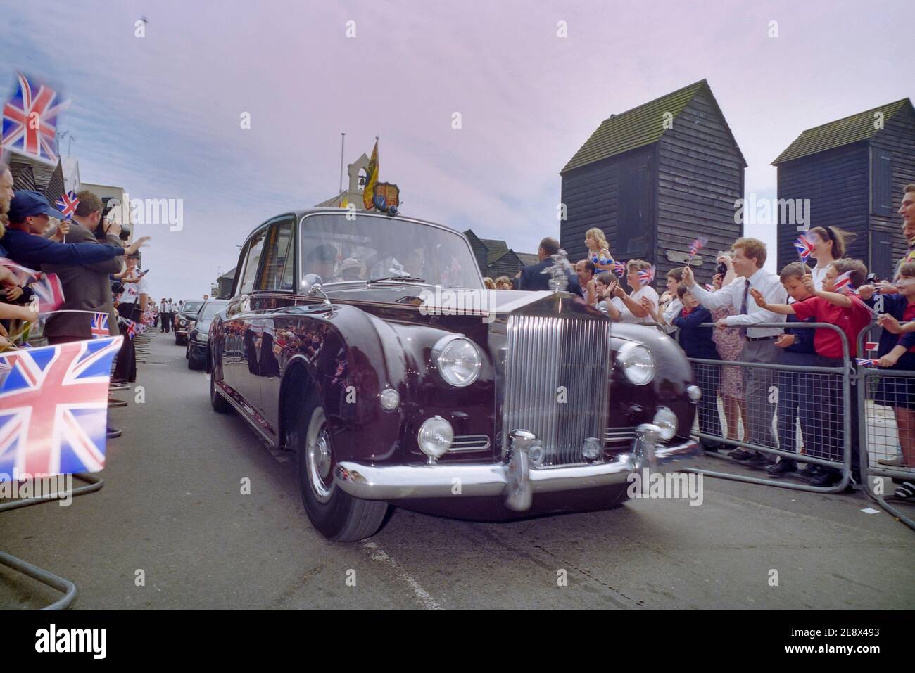 Königin Elizabeth II. Verlässt die Altstadt in einem alten Rolls-Royce Auto während ihres Besuchs in Hastings Old Town, East Sussex, England, Großbritannien. 6. Juni 1997 Stockfoto