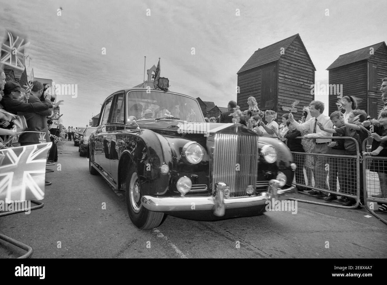 Königin Elizabeth II. Verlässt die Altstadt in einem alten Rolls-Royce Auto während ihres Besuchs in Hastings Old Town, East Sussex, England, Großbritannien. 6. Juni 1997 Stockfoto