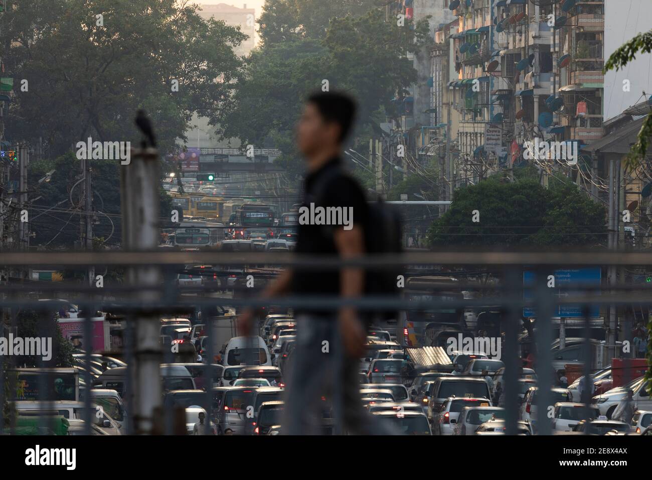 Yangon, Myanmar - 19. Dezember 2019: Detail von Staus auf Anawrahta Rd, von der Sule Paya Road Fußgängerbrücke, mittlerweile ein fußgängerkreuz Stockfoto