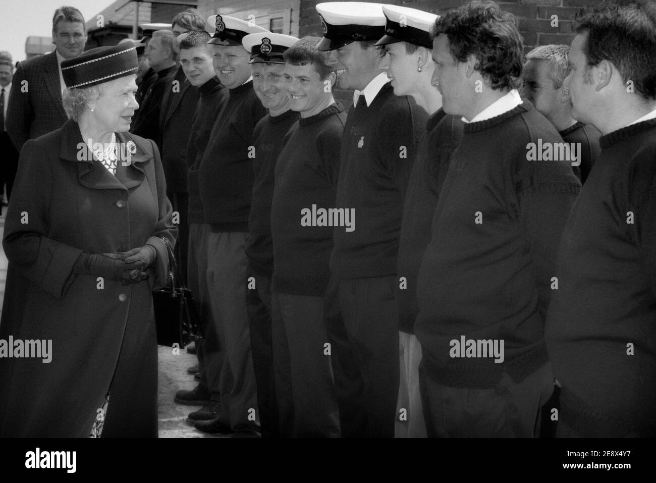 Königin Elizabeth II. Im Gespräch mit Mitgliedern der RNLI-Rettungsschwimmer bei einem Besuch in der Altstadt von Hastings, East Sussex, England, Großbritannien. 6. Juni 1997 Stockfoto