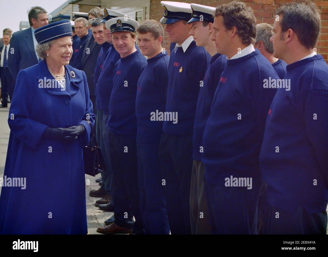 Königin Elizabeth II. Im Gespräch mit Mitgliedern der RNLI-Rettungsschwimmer bei einem Besuch in der Altstadt von Hastings, East Sussex, England, Großbritannien. 6. Juni 1997 Stockfoto