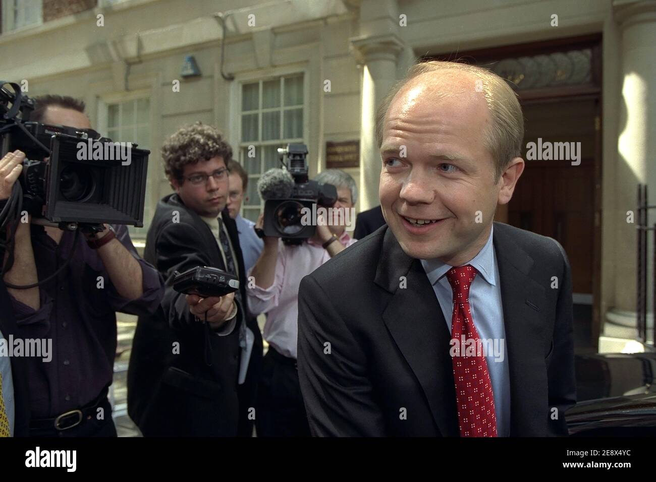 DAS BILD ZEIGT WILLIAM HAGUE, DER DAS KONSERVATIVE ZENTRALBÜRO AM 1. JULI 1988, LONDON, ENGLAND, VERLÄSST Stockfoto