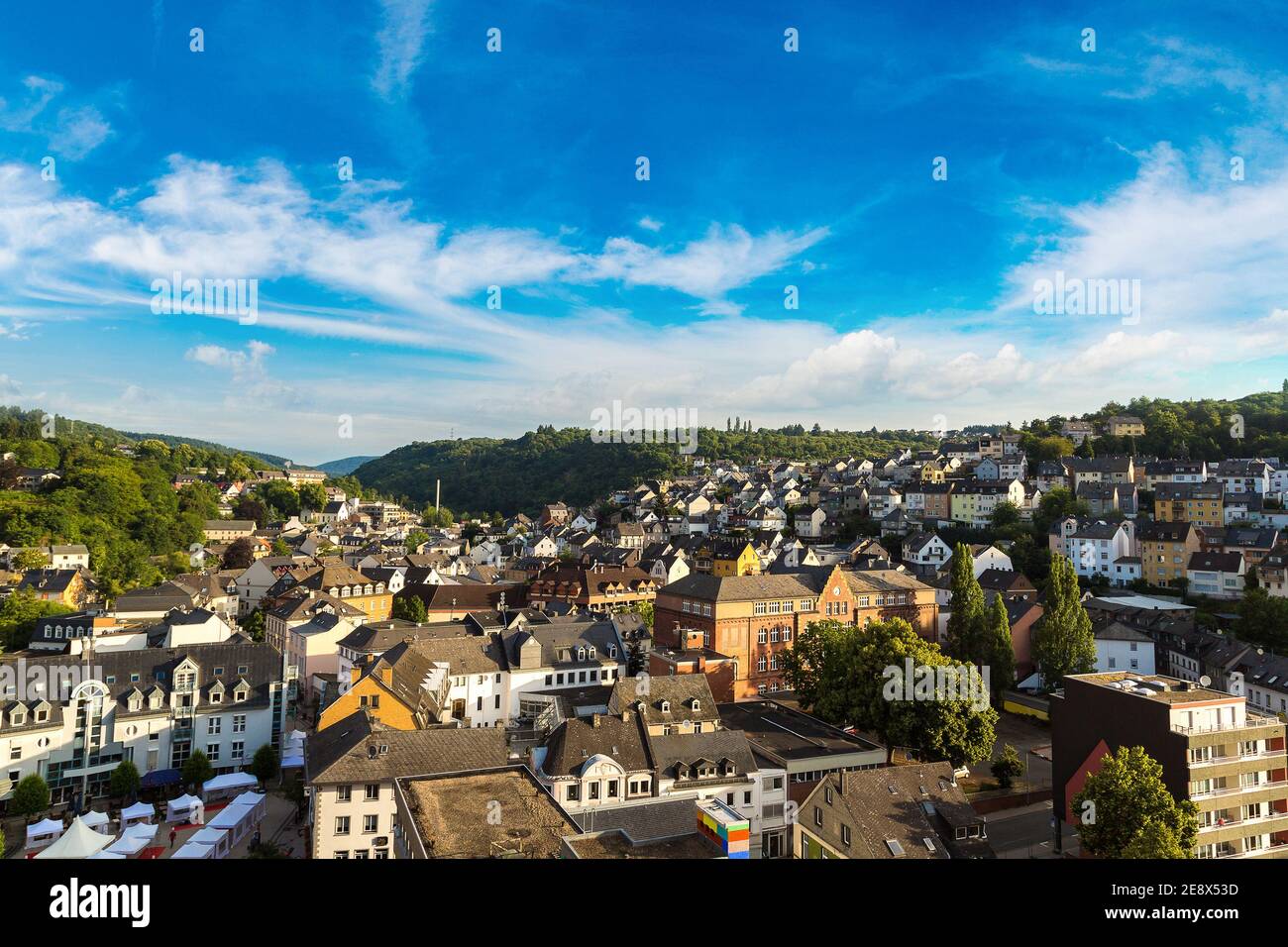 Panorama-Luftaufnahme von Idar-Oberstein an einem schönen Sommertag, Deutschland Stockfoto