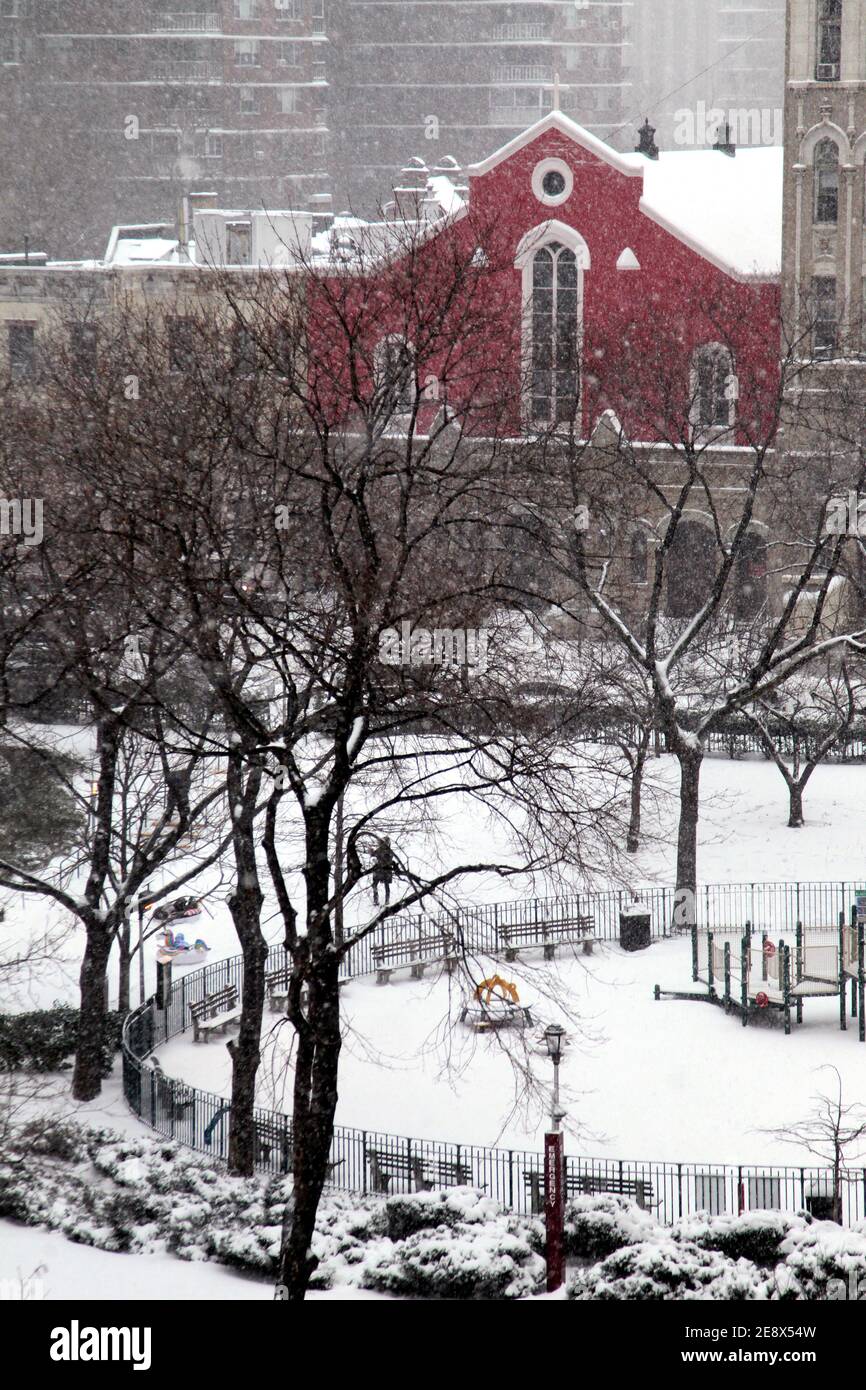 New York City, New York, Usa. Februar 2021. Schnee fällt in einem kleinen Park im Chelsea-Viertel von Manhattan, als ein großer Schneesturm die Gegend von New York City heute überdeckte. Es wird vorhergesagt, dass die Stadt bis zu zwei Fuß Schnee bekommen könnte, bevor der Sturm nachlässt.Quelle: Adam Stoltman/Alamy Live News Stockfoto