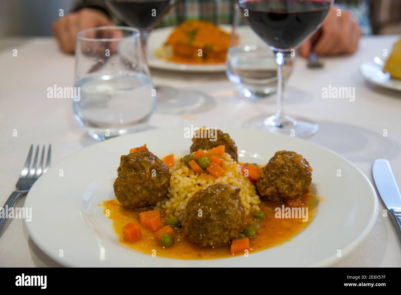 Fleischbällchen mit Reis und Gemüse. Ansicht schließen. Stockfoto