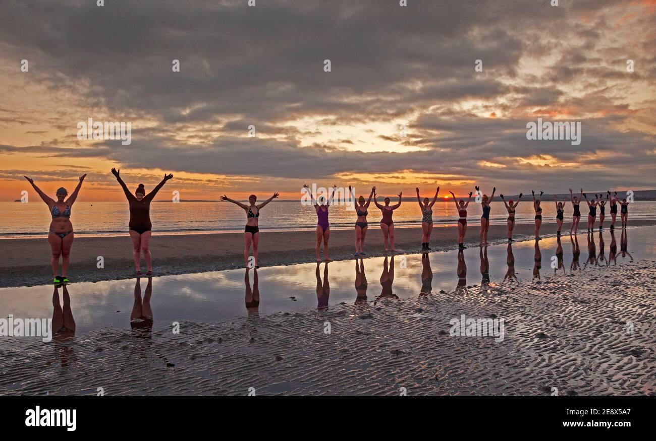 Äquinox, 2020. Portobello, Edinburgh, Schottland, Großbritannien. März 2020, 20th. Sonnenaufgang Temperatur 0 Grad Celsius wie die Wanderwoman Schottland reflektieren. Stockfoto