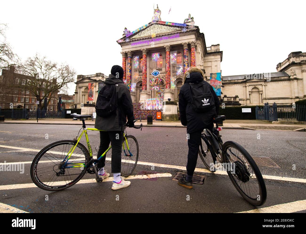 Zwei Menschen betrachten "Remembering a Brave New World" von Chila Kumari Singh Burman, außerhalb der Tate Britain in London während Englands dritter nationaler Sperre, um die Ausbreitung des Coronavirus einzudämmen. Bilddatum: Montag, 1. Februar 2021. Stockfoto