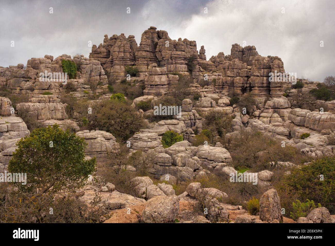 Panoramablick auf die riesigen Burgen, die die Kalksteinfelsen von Torcal, Antequera, Andalusien, Spanien bilden Stockfoto