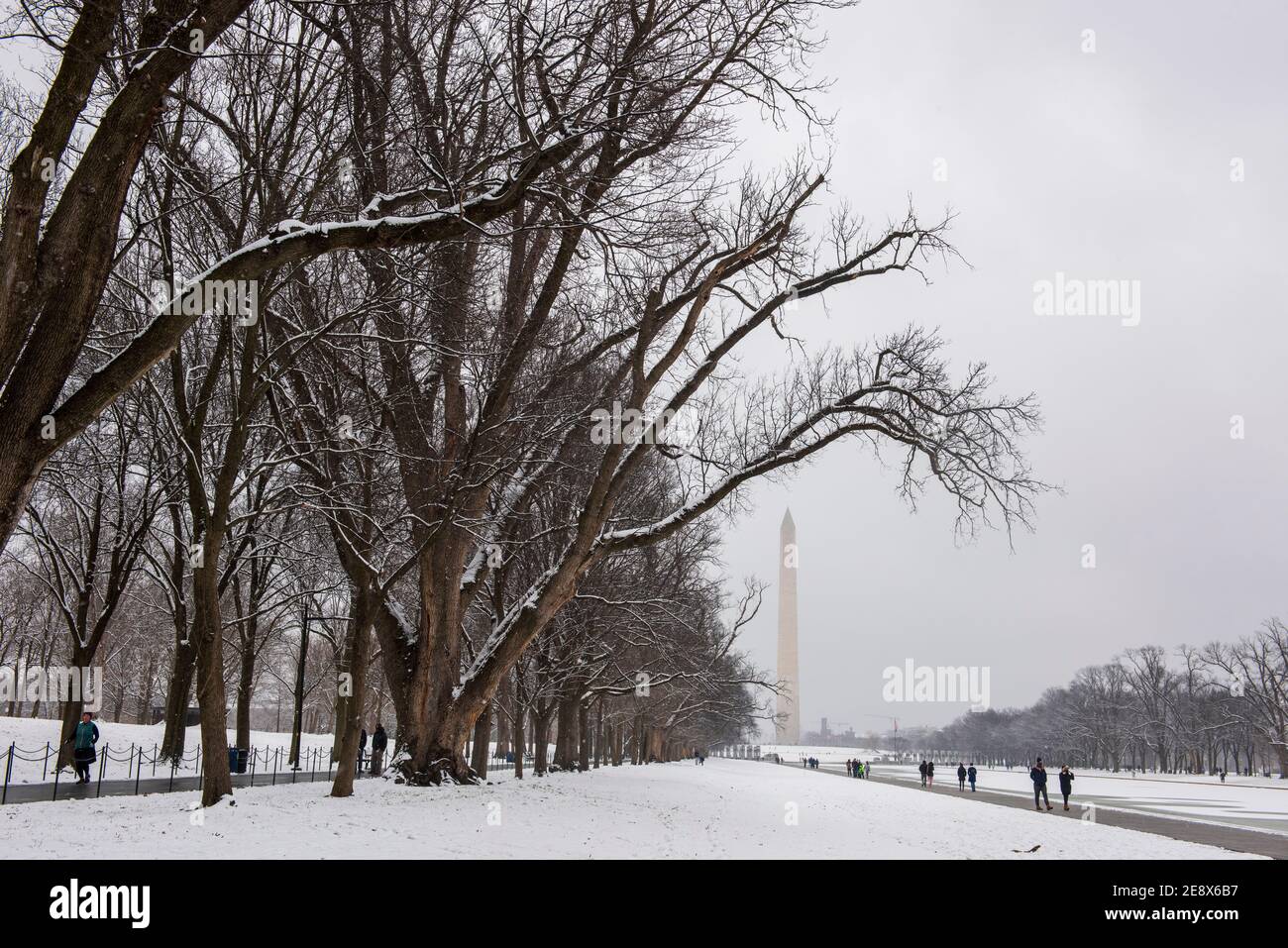 Ein winterlicher Blick auf das Washington Monument und den reflektierenden Pool während eines verschneiten Tages in Washington, D.C. Stockfoto