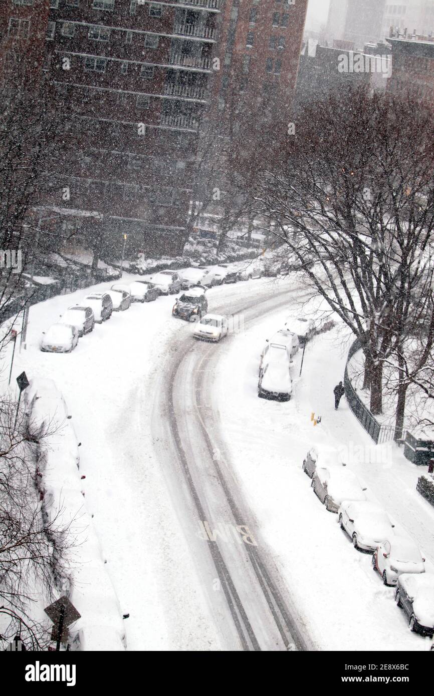 New York City, New York, Usa. Februar 2021. Schnee fällt auf den Chelsea-Teil von Manhattan, als ein großer Schneesturm die New York City Gegend heute überdeckte. Es wird vorhergesagt, dass die Stadt bis zu zwei Fuß Schnee bekommen könnte, bevor der Sturm nachlässt. Quelle: Adam Stoltman/Alamy Live News Stockfoto