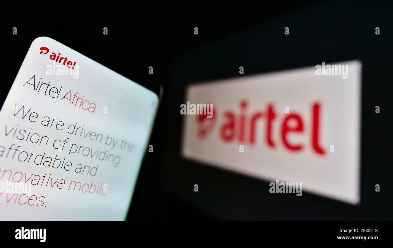 Mobiltelefon mit Business-Website des Telekommunikationsanbieters Airtel Africa plc auf dem Display vor dem Logo. Konzentrieren Sie sich oben links auf dem Telefonbildschirm. Stockfoto