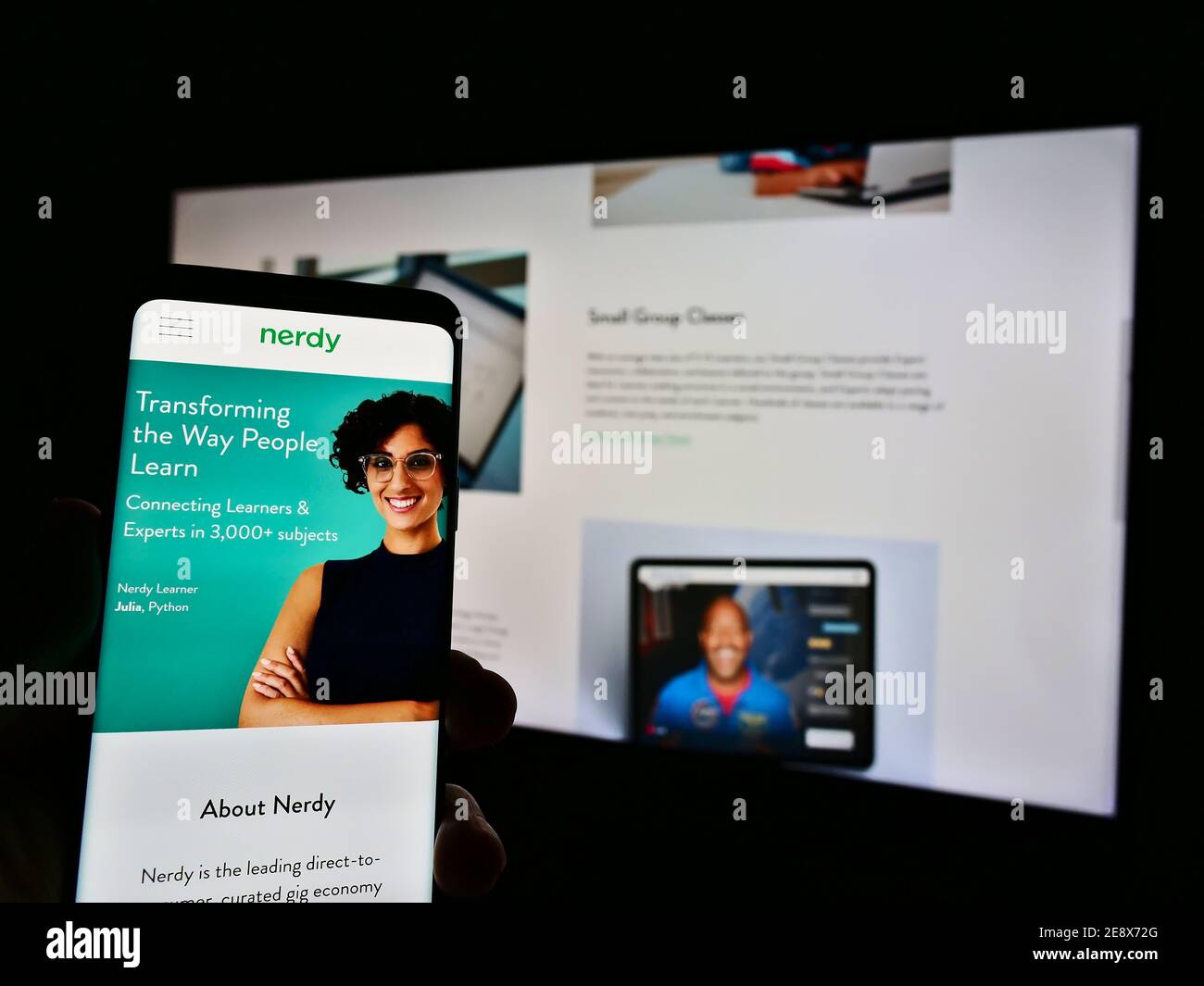 Person, die Mobiltelefon mit der Unternehmenswebsite und dem Logo des US-Anbieters der E-Learning-Plattform Nerdy Inc. Auf dem Display hält. Konzentrieren Sie sich auf die Mitte des Telefonbildschirms. Stockfoto