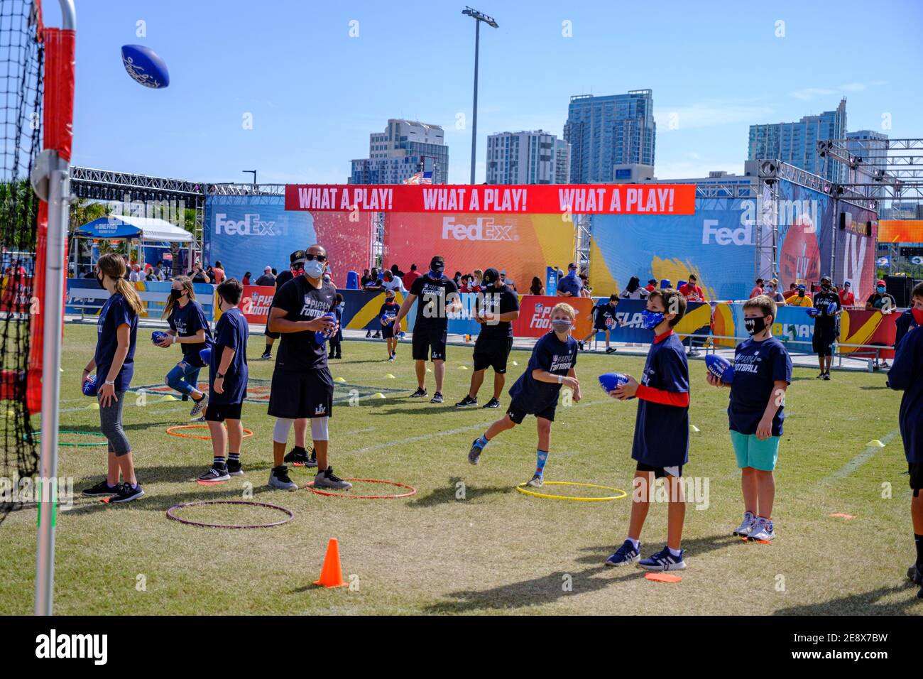 NFL-Übungen für Kinder (Kinder) - Super Bowl LV (55) Tampa, Florida Stockfoto