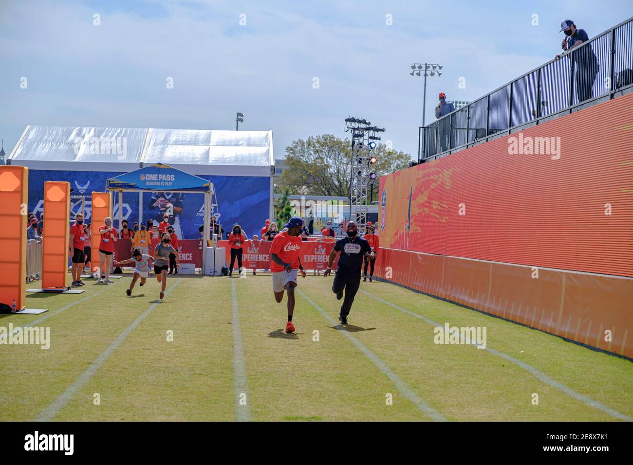 Erwachsene und Kinder im Wettbewerb in der 40-Yard DASH - Super Bowl LV (55) Tampa, Florida Stockfoto