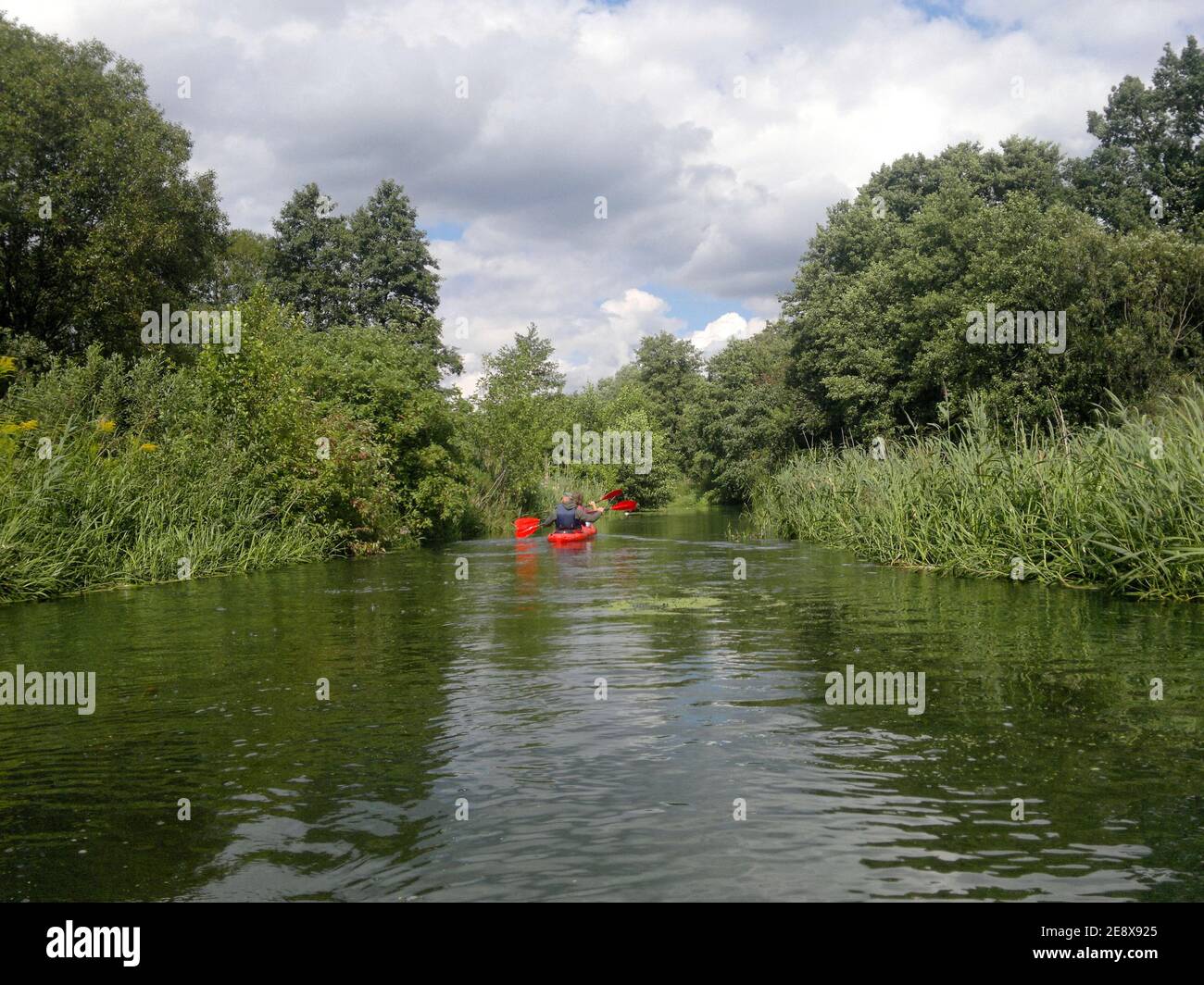 Kajakfahren auf dem Fluss. Wassersport und Sommer Recreations Thema. Stockfoto