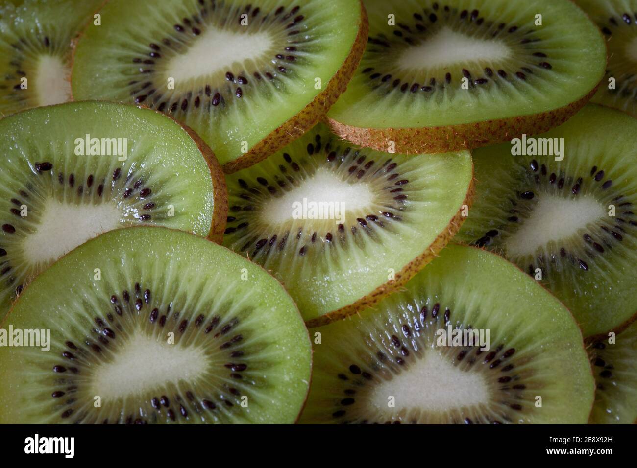 Scheiben Kiwifruit (chinesische Stachelbeere) Stockfoto