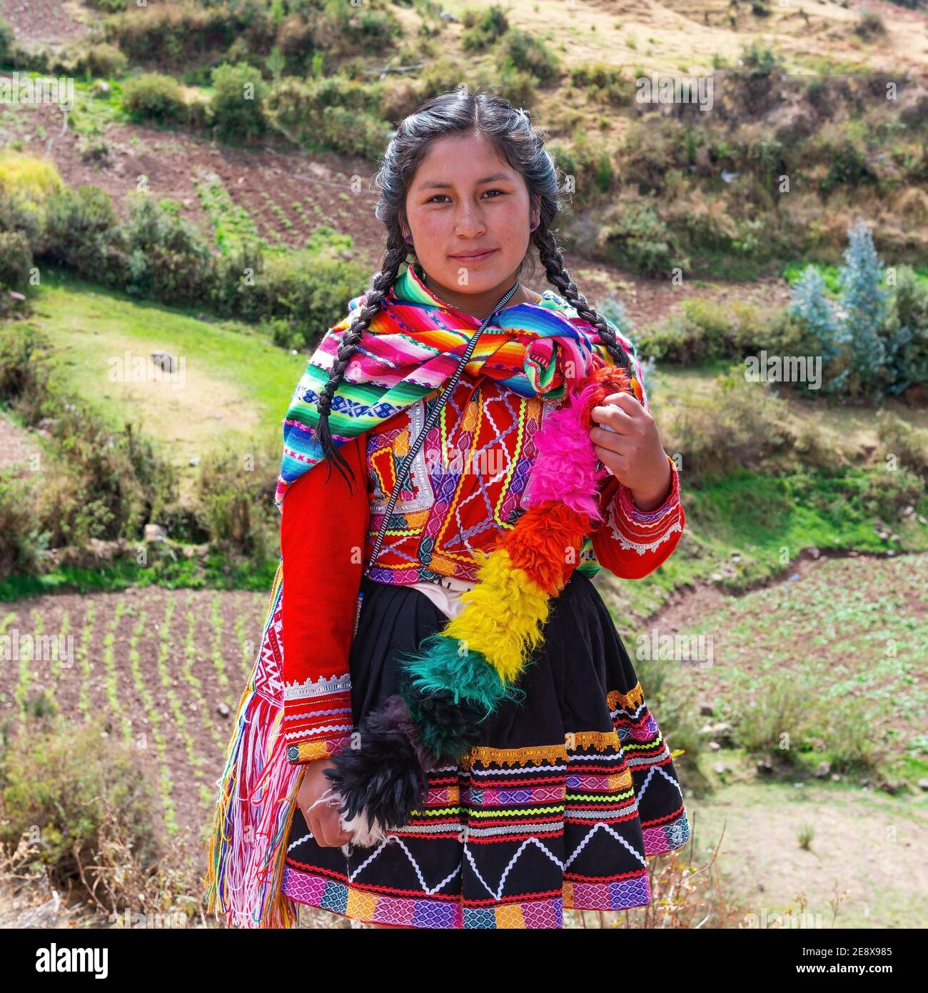 Indigene peruanische Quechua Frau mit traditioneller Kleidung im Heiligen Tal der Inka in der Nähe von Cusco, Peru. Stockfoto