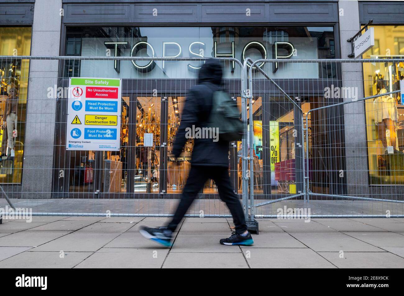 London, Großbritannien. Februar 2021. Die Marke Top Shop scheint an Asos verkauft worden zu sein, was die Schließung ihrer Geschäfte, einschließlich des Flaggschiffs Oxford Street One (jetzt hier eingezäunt) und Redundanz für alle Mitarbeiter bedeutet. Seit Beginn der Pandemie haben viele Einzelhandelsunternehmen geschlossen. Schwierige Zeiten für die Hauptstraße während der nationalen Lockdown 3 als die Regierung Anweisung ist für alle zu Hause zu bleiben. Kredit: Guy Bell/Alamy Live Nachrichten Stockfoto