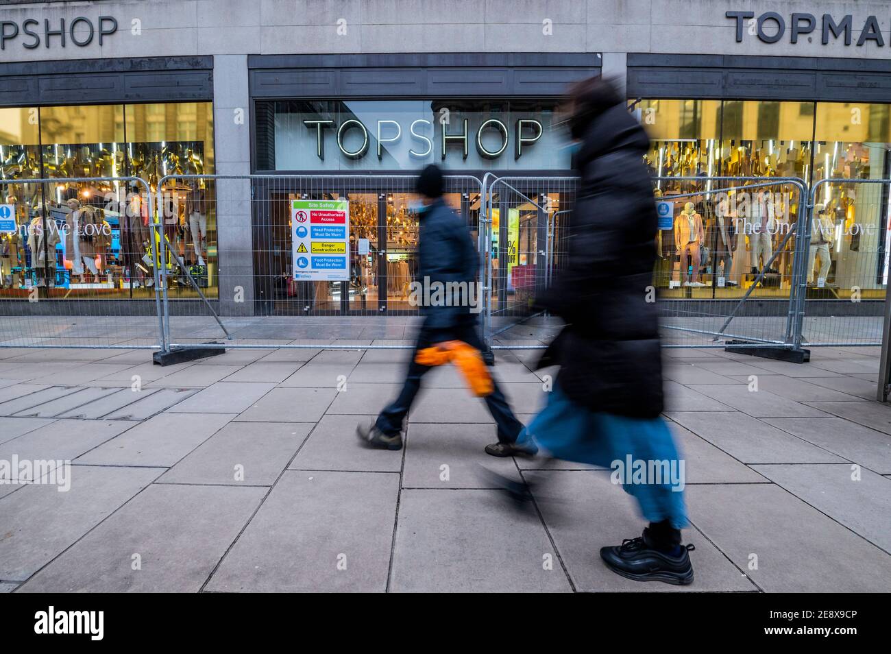 London, Großbritannien. Februar 2021. Die Marke Top Shop scheint an Asos verkauft worden zu sein, was die Schließung ihrer Geschäfte, einschließlich des Flaggschiffs Oxford Street One (jetzt hier eingezäunt) und Redundanz für alle Mitarbeiter bedeutet. Seit Beginn der Pandemie haben viele Einzelhandelsunternehmen geschlossen. Schwierige Zeiten für die Hauptstraße während der nationalen Lockdown 3 als die Regierung Anweisung ist für alle zu Hause zu bleiben. Kredit: Guy Bell/Alamy Live Nachrichten Stockfoto