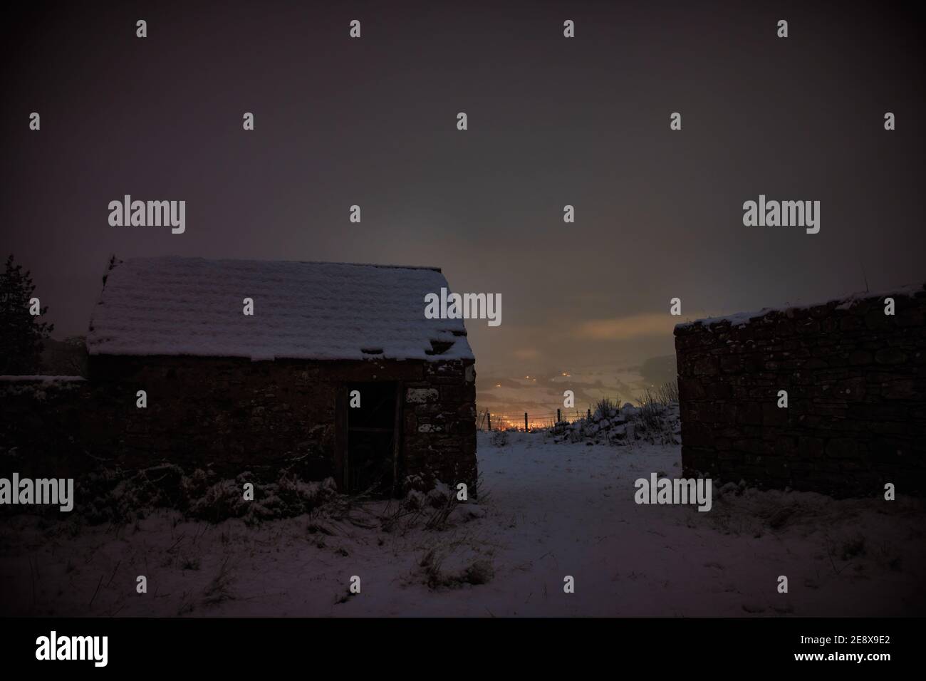 Schnee fällt in den Highlands an einem kalten Winterabend. Stockfoto