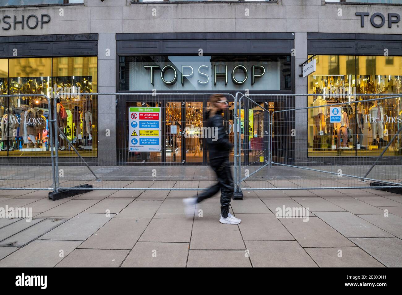 London, Großbritannien. Februar 2021. Die Marke Top Shop scheint an Asos verkauft worden zu sein, was die Schließung ihrer Geschäfte, einschließlich des Flaggschiffs Oxford Street One (jetzt hier eingezäunt) und Redundanz für alle Mitarbeiter bedeutet. Seit Beginn der Pandemie haben viele Einzelhandelsunternehmen geschlossen. Schwierige Zeiten für die Hauptstraße während der nationalen Lockdown 3 als die Regierung Anweisung ist für alle zu Hause zu bleiben. Kredit: Guy Bell/Alamy Live Nachrichten Stockfoto