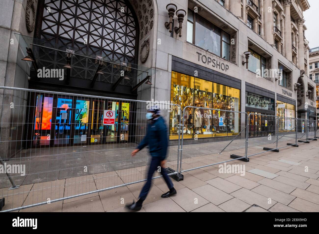 London, Großbritannien. Februar 2021. Die Marke Top Shop scheint an Asos verkauft worden zu sein, was die Schließung ihrer Geschäfte, einschließlich des Flaggschiffs Oxford Street One (jetzt hier eingezäunt) und Redundanz für alle Mitarbeiter bedeutet. Seit Beginn der Pandemie haben viele Einzelhandelsunternehmen geschlossen. Schwierige Zeiten für die Hauptstraße während der nationalen Lockdown 3 als die Regierung Anweisung ist für alle zu Hause zu bleiben. Kredit: Guy Bell/Alamy Live Nachrichten Stockfoto