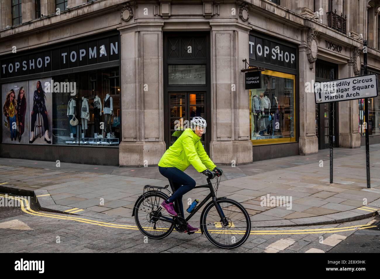 London, Großbritannien. Februar 2021. Die Marke Top Shop scheint an Asos verkauft worden zu sein, was die Schließung ihrer Geschäfte, einschließlich des Flaggschiffs Oxford Street One (jetzt hier eingezäunt) und Redundanz für alle Mitarbeiter bedeutet. Seit Beginn der Pandemie haben viele Einzelhandelsunternehmen geschlossen. Schwierige Zeiten für die Hauptstraße während der nationalen Lockdown 3 als die Regierung Anweisung ist für alle zu Hause zu bleiben. Kredit: Guy Bell/Alamy Live Nachrichten Stockfoto