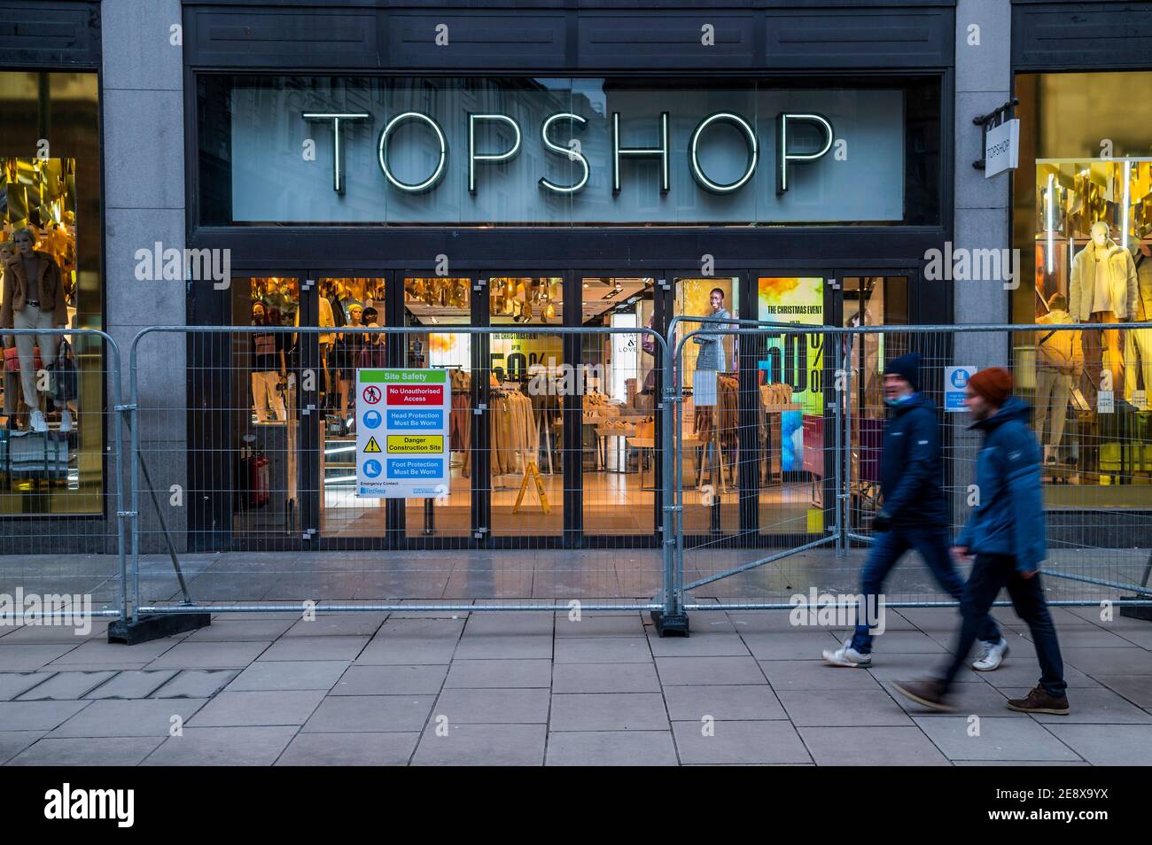 London, Großbritannien. Februar 2021. Die Marke Top Shop scheint an Asos verkauft worden zu sein, was die Schließung ihrer Geschäfte, einschließlich des Flaggschiffs Oxford Street One (jetzt hier eingezäunt) und Redundanz für alle Mitarbeiter bedeutet. Seit Beginn der Pandemie haben viele Einzelhandelsunternehmen geschlossen. Schwierige Zeiten für die Hauptstraße während der nationalen Lockdown 3 als die Regierung Anweisung ist für alle zu Hause zu bleiben. Kredit: Guy Bell/Alamy Live Nachrichten Stockfoto
