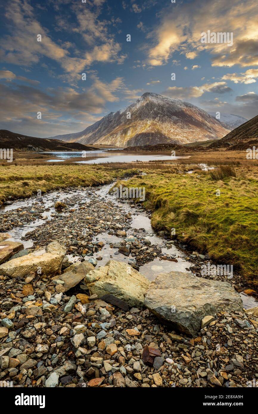 Trittsteine über den Bach, der zum Lake Idwal im Cwm Idwal Nature Reserve führt, mit Pen yr Ole Wen Berg im Hintergrund, Snowdonia, Wales Stockfoto