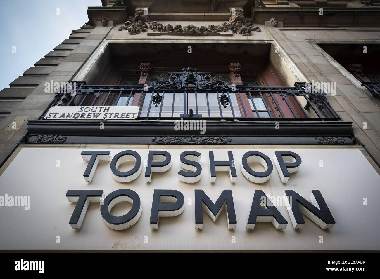 Datei Foto vom 01/12/20 von einem Topshop und Topman Geschäft auf der Princes Street, Edinburgh. Tausende von Topshop-Store-Mitarbeitern wurden nur offiziell von Administratoren von Deloitte informiert, dass ihre Arbeitsplätze wahrscheinlich zwei Stunden nach Asos kündigte seine 295 Millionen Übernahme der Marke, die PA-Nachrichtenagentur versteht gehen. Ausgabedatum: Montag, 1. Februar 2021. Stockfoto