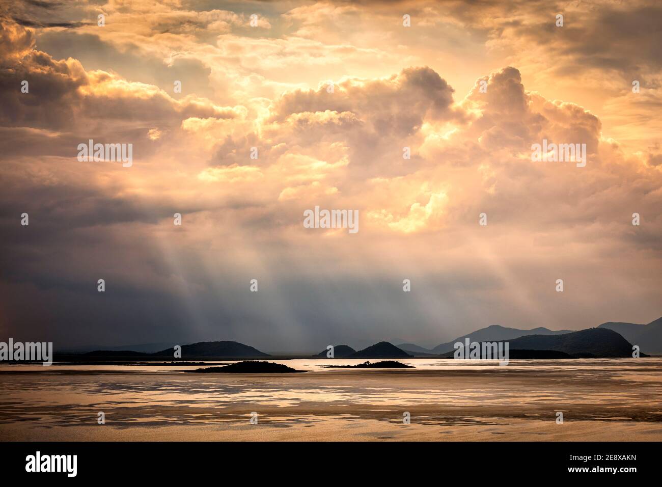 Sonnenstrahlen filtern durch Wolken über dem Lake Cuitzeo in Michoacan, Mexiko. Stockfoto
